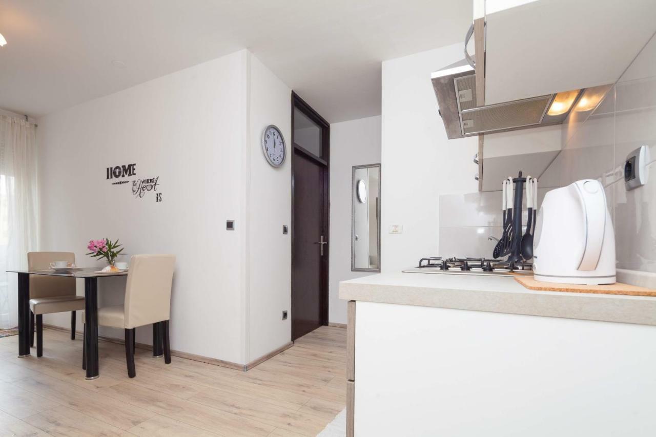 Apartman Ester Пула Екстериор снимка